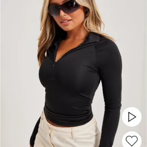 Top / tröja  - Aldrig Andvänd inga fel på den utan bara tyckte inte om den annars är den felfri å ny 