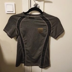 Maya delorez t shirt  - Bra skick och inga skador, knappt syn på användning. Strl Xs 