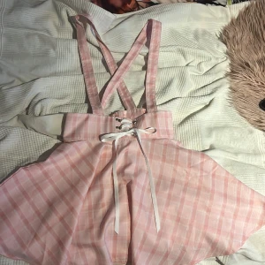 Hängsel kjol - Köpt för ksk 2 år sen. Bara använd vid ett tillfälle. 