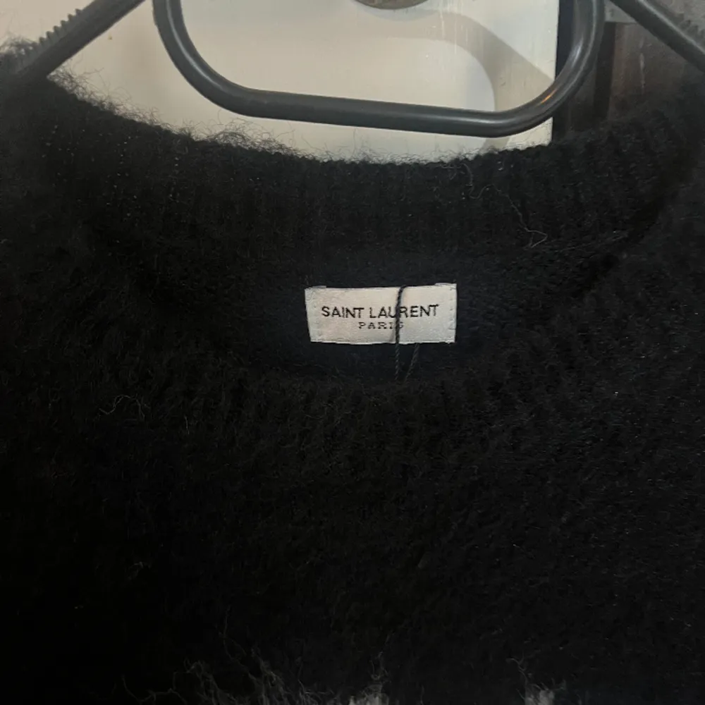 Oanvänd saint Laurent(1:1) tröja i storlek m. Stickad material och perfekt för vintern. Priset är diskuterbart . Tröjor & Koftor.