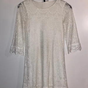 Vit spetsklänning - Miniklänning i vit spets. Passar 36-38