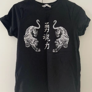 T-shirt med tryck - Graphic T-shirt ursprungligen från newyorker storlek XS endast använd 2-3 ggr 💞 Frakt tillkommer! 