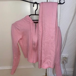 Cataniaset - Säljer detta supersnygga set från Catania. Använt det en gång innan jag insåg att de tyvärr var för litet. jag är 165 så passar någon runt 150-160cm. Felet var då att de blev lite korta i benen på mig och då de är använt 1 gång går de ej att skicka tbx💞