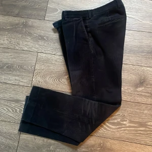 Oscar Jacobson Manschesterbyxa - Fin manschestterbyxa blå färg Herr Precis kemtvättade Blå färg stl 50 Nypris 1500kr Säljes 150kr eller bud