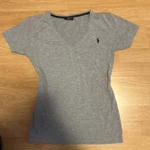 T-shirt - Grå t-shirt från Ralph lauren, polo. Storlek L men har passat helt okej på mig som annars har S💗