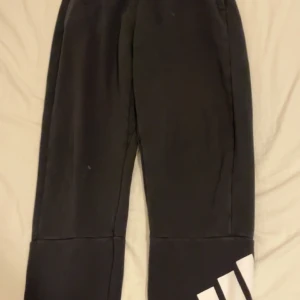 Svarta klassiska mjukisbyxor, Adidas med vita ränder. - Mjukis/sportiga byxor. Bekväma byxor man kan använda för vardaglig stil. Pris kan diskuteras vid snabbköp!