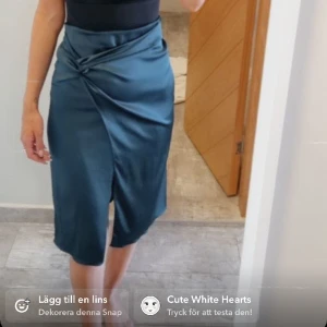 Zara omlottkjol  - Grön omlottkjol från zara, har aldrig fått så många komplimanger som jag fått med en kjol, storlek 34 