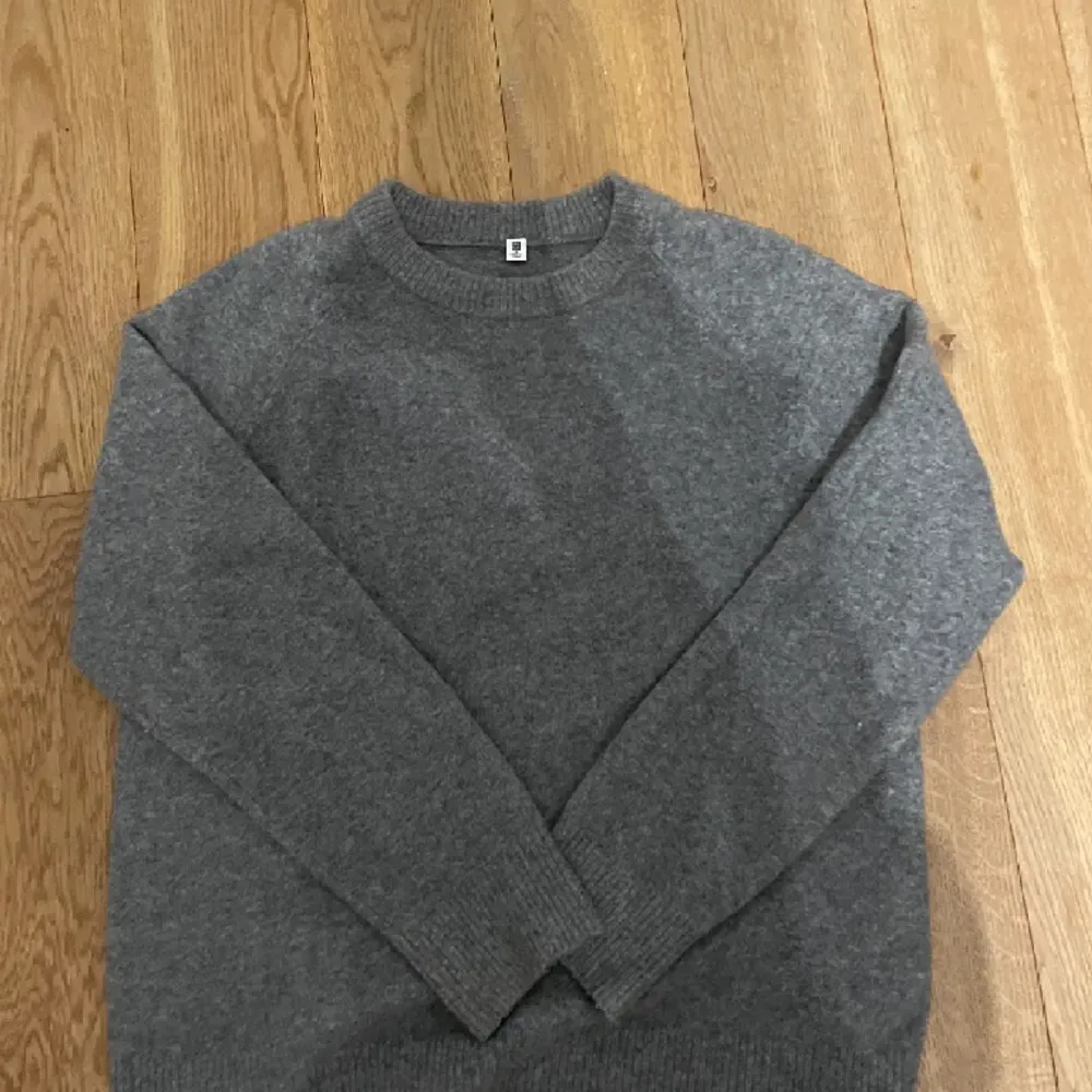 Grå tröja från uniqlo😊 den är som ny.. den är i storlek 13 y men jag skulle säga att den är som S. Tröjor & Koftor.