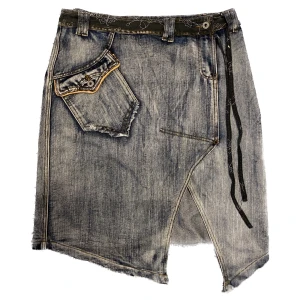 Asymmetrisk jeanskjol - As cool jeanskjol. Se mått på bild 3 Inte sätt några defekter. Strlk 40