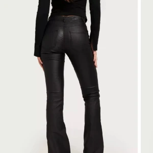 Skinnbyxor  - Raka skinnbyxor med knappar. Strl 38🩷 använda 4 gånger. Inga defekter.  Dessa är glansiga. Sista chansen att köpa dessa innan jag skickar dem till välgörenhet 🫶🏻 passa på! 