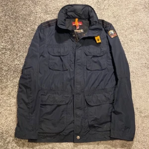 Parajumper Windbreaker - Parajumper Windbreaker. Storlek: S passar M. Väldigt fint skick. Nypris: ca 6000kr. Hör av dig om du har några frågor🙌