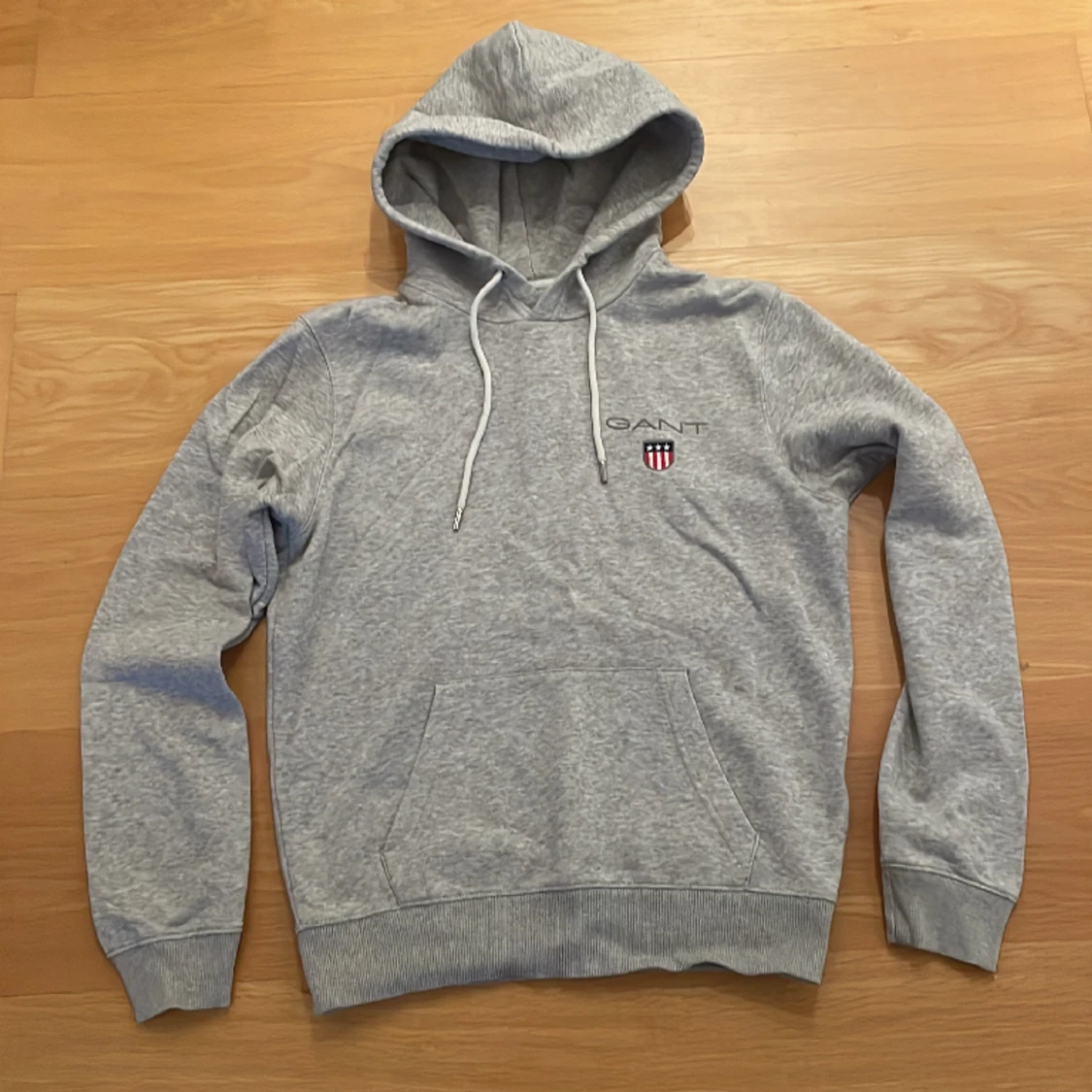 En grå gant hoodie 