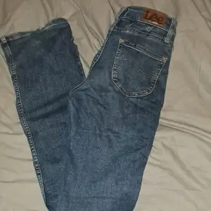Mörkblå bootcat jeans ifrån lee säljer för dem är för små för mig.