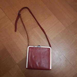 Röd vintage väska - Väska som inte kommer till användning längre. Made in finland. Fint skick förutom några fläckor inuti väskan. Vid funderingar skicka gärna pm 💖😊