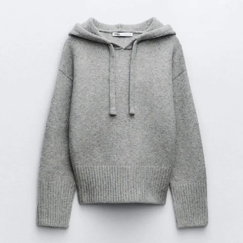 Säljer denna as snygga stickade hoodien från Zara, helt slutsåld på hemsidan🩷 Storlek S😍Ansvänd va 2 gånger och är i helt nyskick!. Stickat.