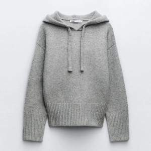 Säljer denna as snygga stickade hoodien från Zara, helt slutsåld på hemsidan🩷 Storlek S😍Ansvänd va 2 gånger och är i helt nyskick!