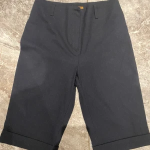 Kostymshorts stl.36 - Jättefina kostymshorts storlek S i marinblå färg. Säljer pga stor garderobrensning. Kika gärna på mina andra annonser, säljer mycket. Samfraktar gärna:) 