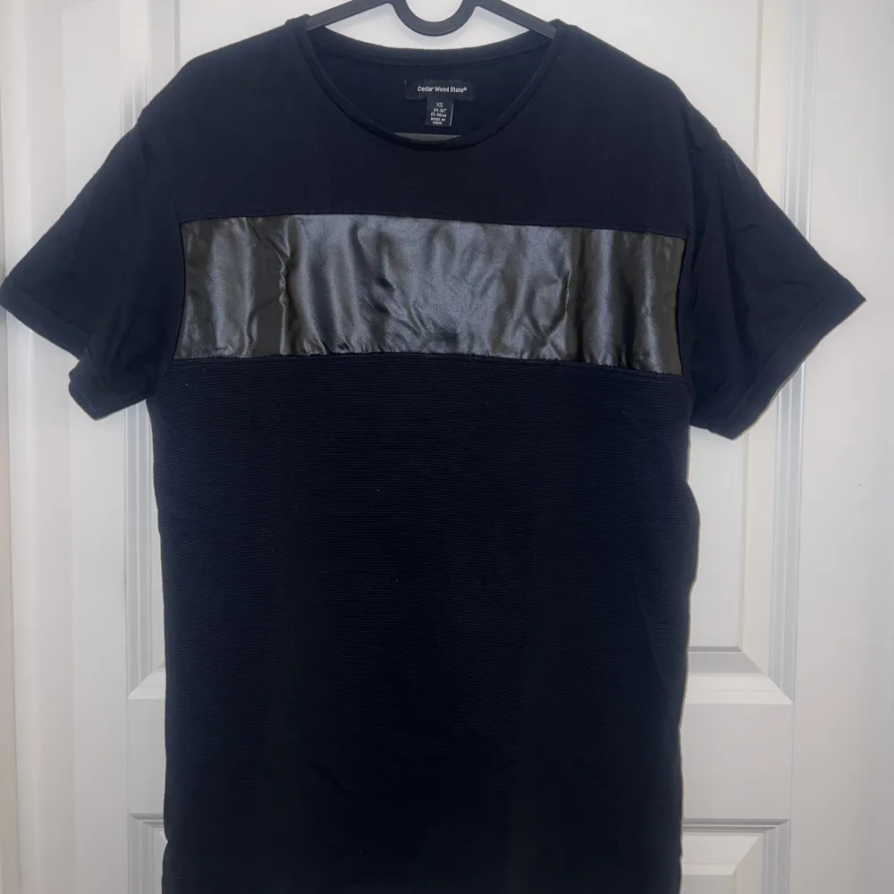 Fin t-shirt från Cedar Wood State till salu. Snygg till middagar eller utekvällar. Bra skick. Nypris 319 kr. T-paidat.