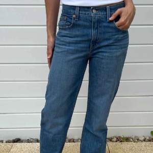 Levis jeans i modellen ”Low PRO Straight” i storlek 26. 1399kr i nypris på Nelly. Helt i nyskick! Från botten till midjan är de 100cm 💙