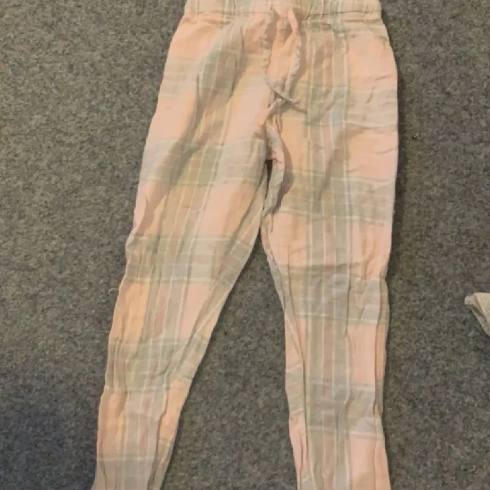 Fina rutiga pyjamasbyxor som blivit för korta för mig. Kontakta mig på dm vid frågor och bilder om byxorna❤️. Jeans & Byxor.