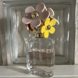Marc Jacobs parfym - Daisy Marc Jacobs eau so fresh, 75 ml flaska drygt hälften kvar💗