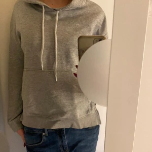 Grå Hoodie - Super fin grå hoodie från hm i storlek s med en ficka där fram och en luva där bak. Köpt för 250 kr säljer för 150, pris går dock att diskutera. 