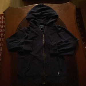 Polo zip hoodie - Polo Ralph Lauren zip up hoodie, Köpte denna för 800kr Och använt några fåtal gånger, pris kan diskuteras, hör av dig vid några funderingar.