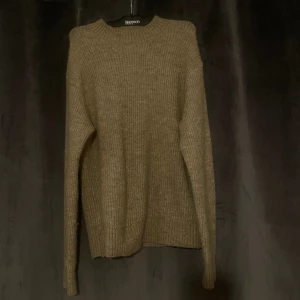Beige stickat tröja - Beige stickat tröja i bra skick från Hm i storleken XS