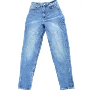 Högmidjade jeans i storlek 36 från H&M. Skulle säga att modellen är lite baggy. Har inte använts så många gånger och är därför i väldigt bra skick. Skriv gärna om du har frågor 💕