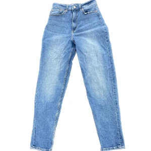 Högmidjade Jeans - Högmidjade jeans i storlek 36 från H&M. Skulle säga att modellen är lite baggy. Har inte använts så många gånger och är därför i väldigt bra skick. Skriv gärna om du har frågor 💕