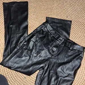 Skinnbyxor mid waist bootcut! Jättefint skick som nya! Storlek 34! Tryck gärna på köp nu!