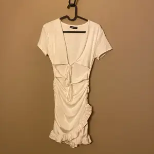 En jätte fin vit sommar klänning! Väldigt bra och fint material! Klänningen är i nytt skick utan missfärgningar, fläckar o slitage! Toppen klänning!