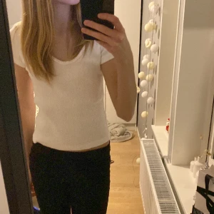 Ribbad tröja - En vit ribbad tröja med v-ring. Använd ca 5 gånger.Tröjan är från Brandy Melville och köpt för 250 kr