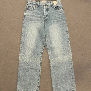 Levis jeans  - 52. Hej! Säljer nu dessa helt nya high loose Levis jeans.  Nypris 1399