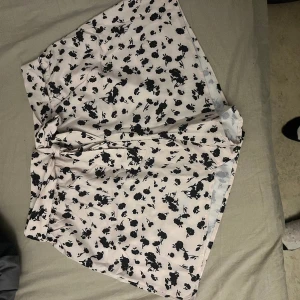 Blommiga shorts - Shein, aldrig använda 