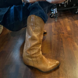 cowboy boots  - lovely light brown cowboy boots with heel in excellent condition. minimal signs of wear, only worn a couple of times. for questions or more pictures contact me :) price can be discussed 