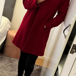 Röd kappa Benetton - Felfria kappa, använd få gånger 