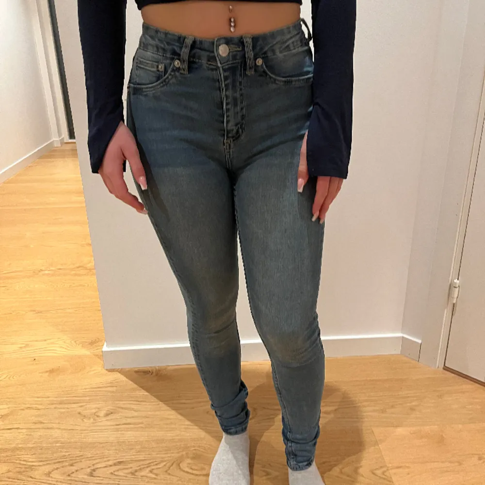 Säljer mina ljusblåa jeans som är skinny men ganska töjbara💗använt få gånger . Jeans & Byxor.