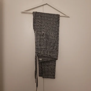 Kostymbyxor - Kostymbyxor med snöre och fickor framtill.