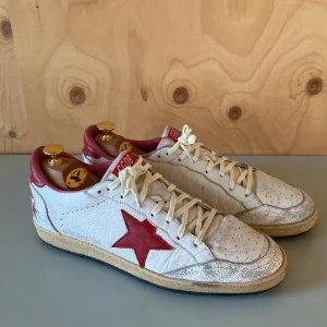 Golden Goose Ballstar - Har fått nya golden i julklapp så därav säljer jag nu mina gamla (bara skorna) De är i fint skick o välvårdade, äkta läder! Hör av dig för fler bilder eller frågor. 