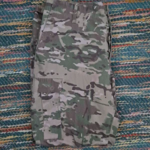 camouflage byxor  - cargo byxor från miltec, tecken på användning men väl omhändertagna 