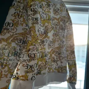 Versace tröja storlek xl Ny pris 3199:- Mitt pris 2000:- 