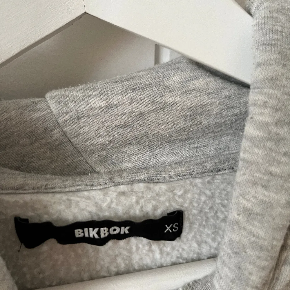 Säljer denna gråa hoodien från bikbok i Stl xs💞💞Dm vid intresse/frågor. Tröjor & Koftor.
