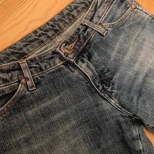 Lågmidjade jeans i bra skick💕skriv om ni vill ha flera bilder