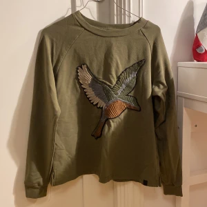 Pulz tröja med påsytt broderi - Mycket fin tröja i använt skick, lite nopprig men det märks inte när man tittar på den. Använd gärna köp nu knappen om du inte har några frågor!