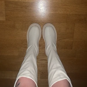 Beigea stövlar - Beigea stövlar, slutar precis under knäna i strl 36. Sjukt sköna och lätta. Älskar att matcha med klänningar och kjolar. Kommer ej till användning dock pga att jag har för många. Använda ca 1-2 gånger så dom är iprincip som nya