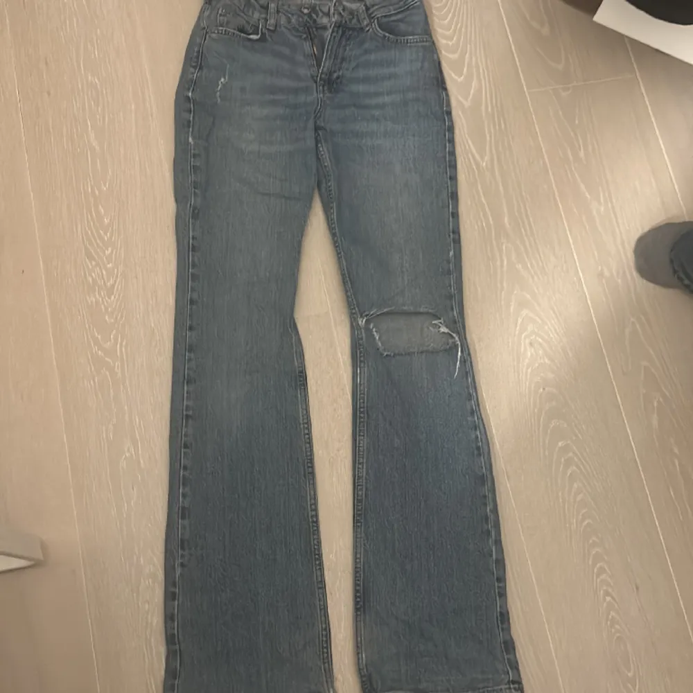 Fina jeans från Gina tricot de är i flare och de är passar till de mesta jag säljer pågrund av att de är för små. Jeans & Byxor.