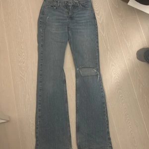 Fina jeans flare  - Fina jeans från Gina tricot de är i flare och de är passar till de mesta jag säljer pågrund av att de är för små