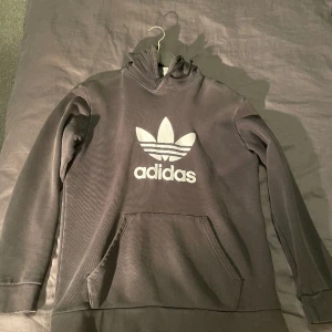 Adidas hoodie  - Använt skick
