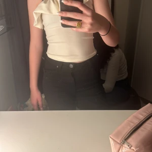 Fin fest topp - En fin fest top som också kan användas till vardags passar bra på sommaren också säljer pågrund av att den är för liten